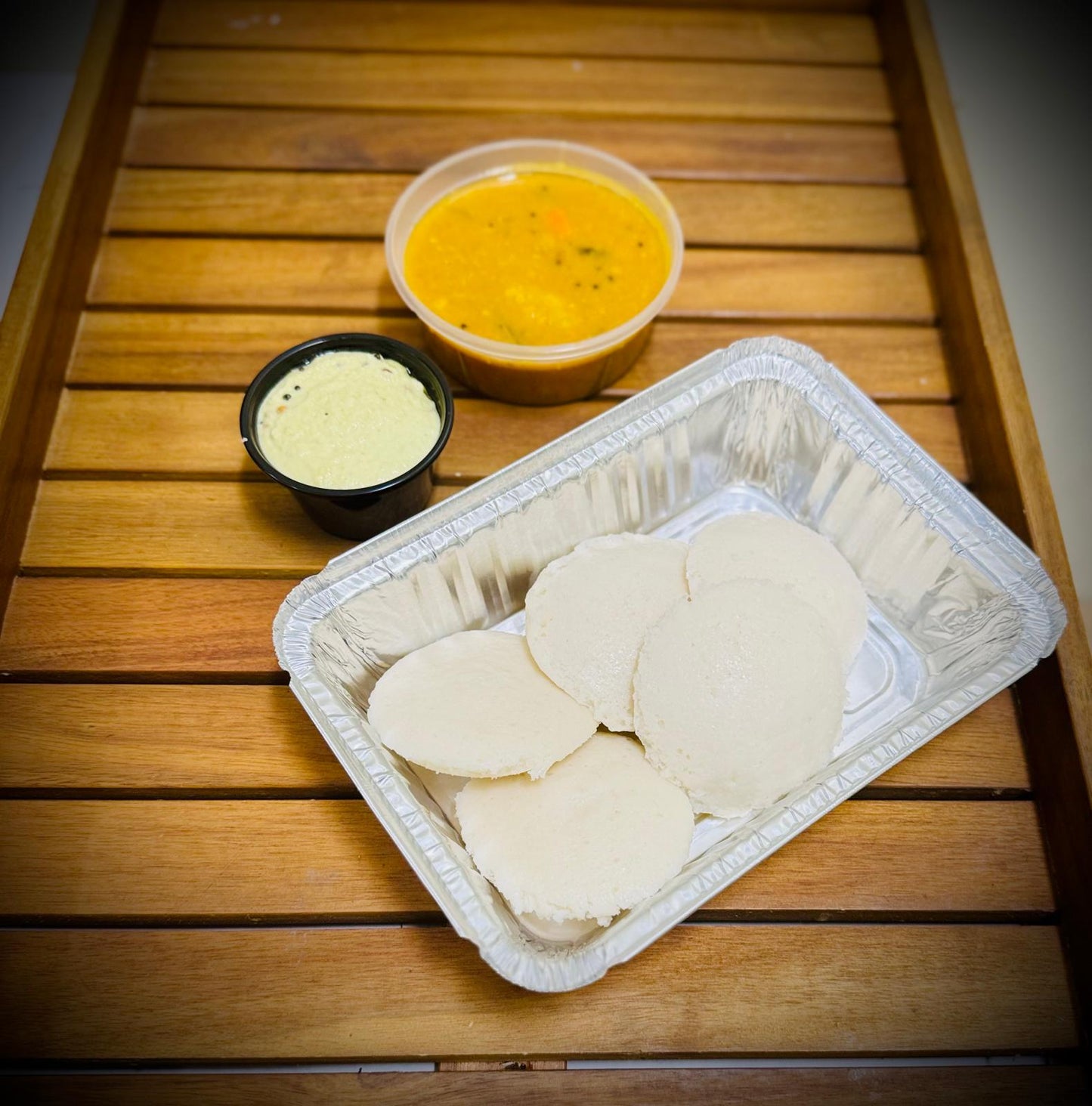 Idili Combo - VEG ( 4 Ammas Special Idili with Sambar & Coconut Chutney,1 Vada)